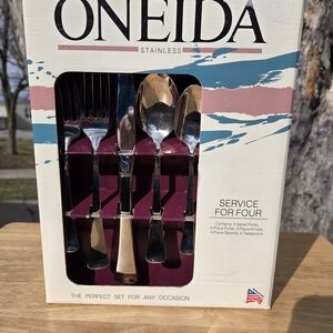 Oneida Stainless Steel 16-Piece Flatware Set in Silver (Service for Four)